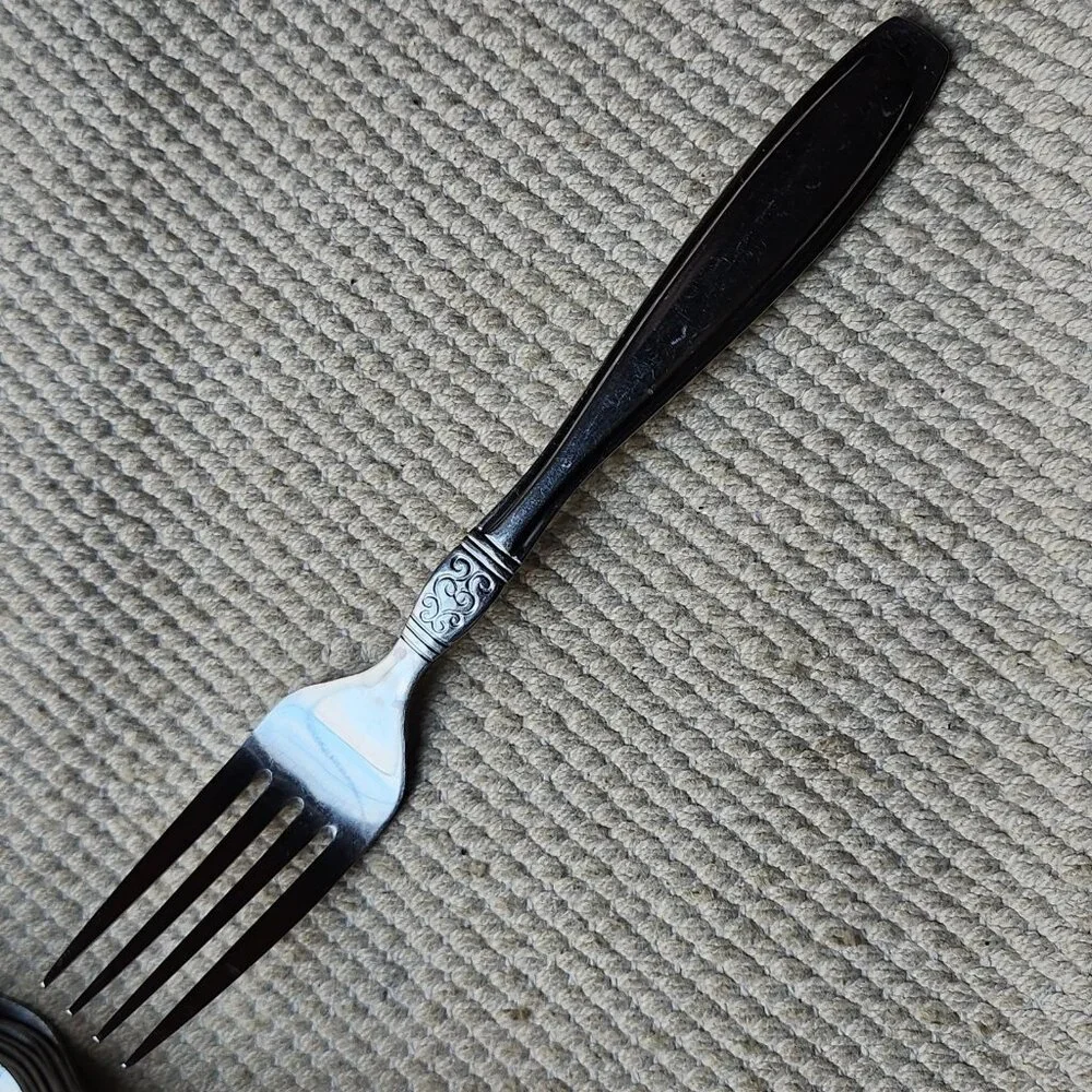 ONEIDA Flatware Vista Pattern 48 Pieces stainless Serves 7 + forks knives spoons